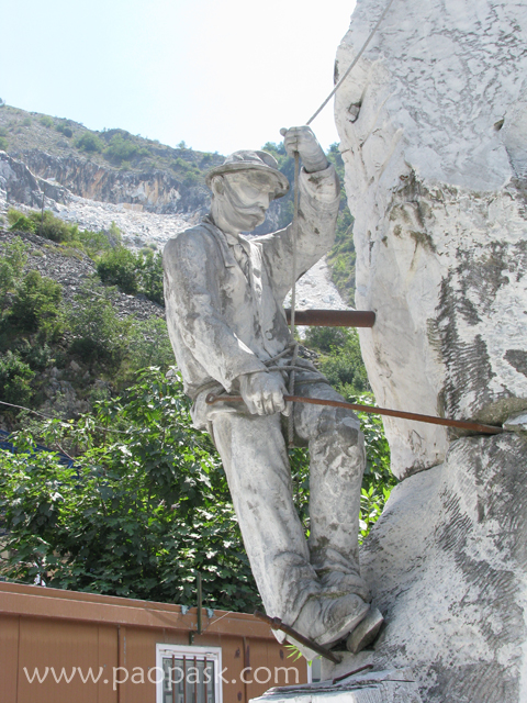 Il "tecchiaiolo" specializzato a lavorare in parete e preparare il campo facendo i fori per inserire le mine